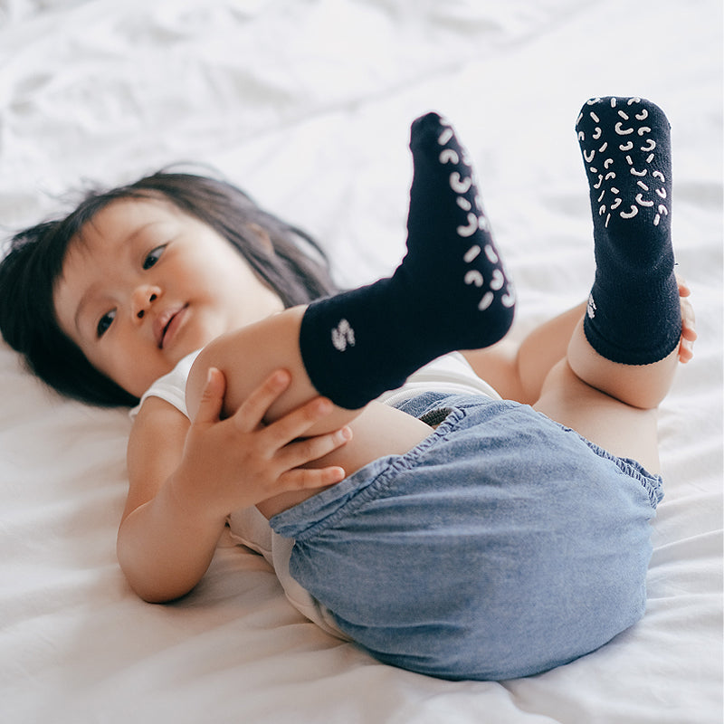 stuckies anti slip baby sock black