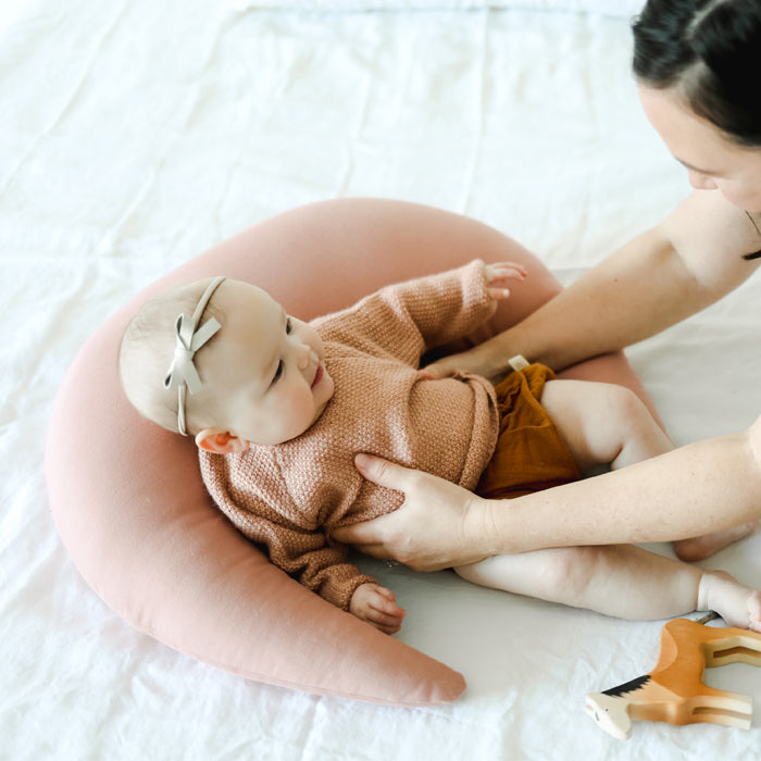snuggle me organic feeding and support pillow newborn baby best nursing pillow